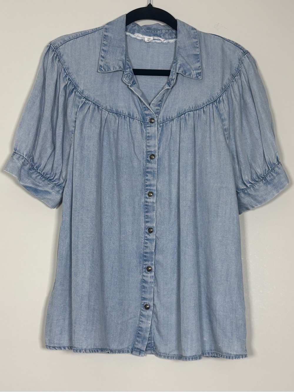 Jane + Delaney Light Wash Lyocell Button Down Short Sleeve Blouse Medium